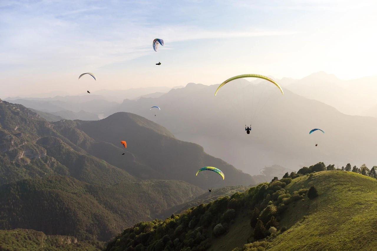 Des parapentistes s’élancent au-dessus des montagnes luxuriantes de San Gil, capturant l'excitation et la beauté naturelle typiques des villes de Colombie.