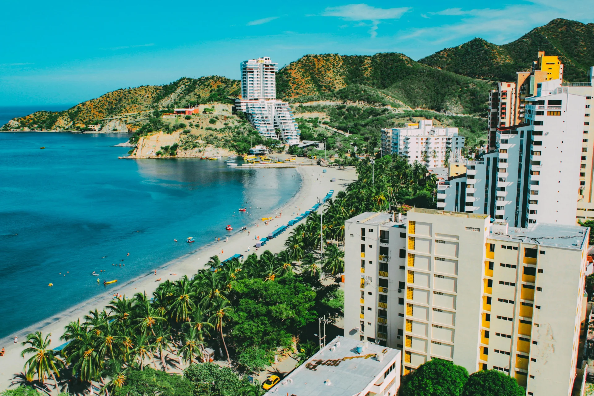 La côte de Santa Marta mêle plages et gratte-ciel, un exemple parfait de la diversité que l’on trouve dans les villes de Colombie.