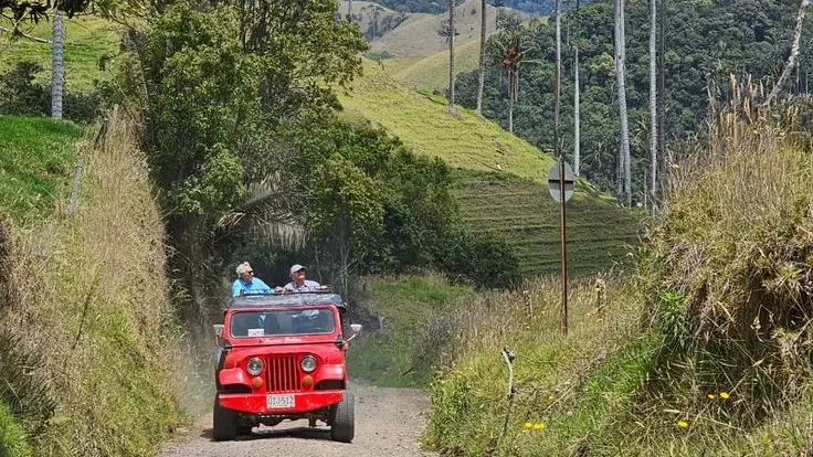 Voiture rouge sur les routes de la region du café en Colombie