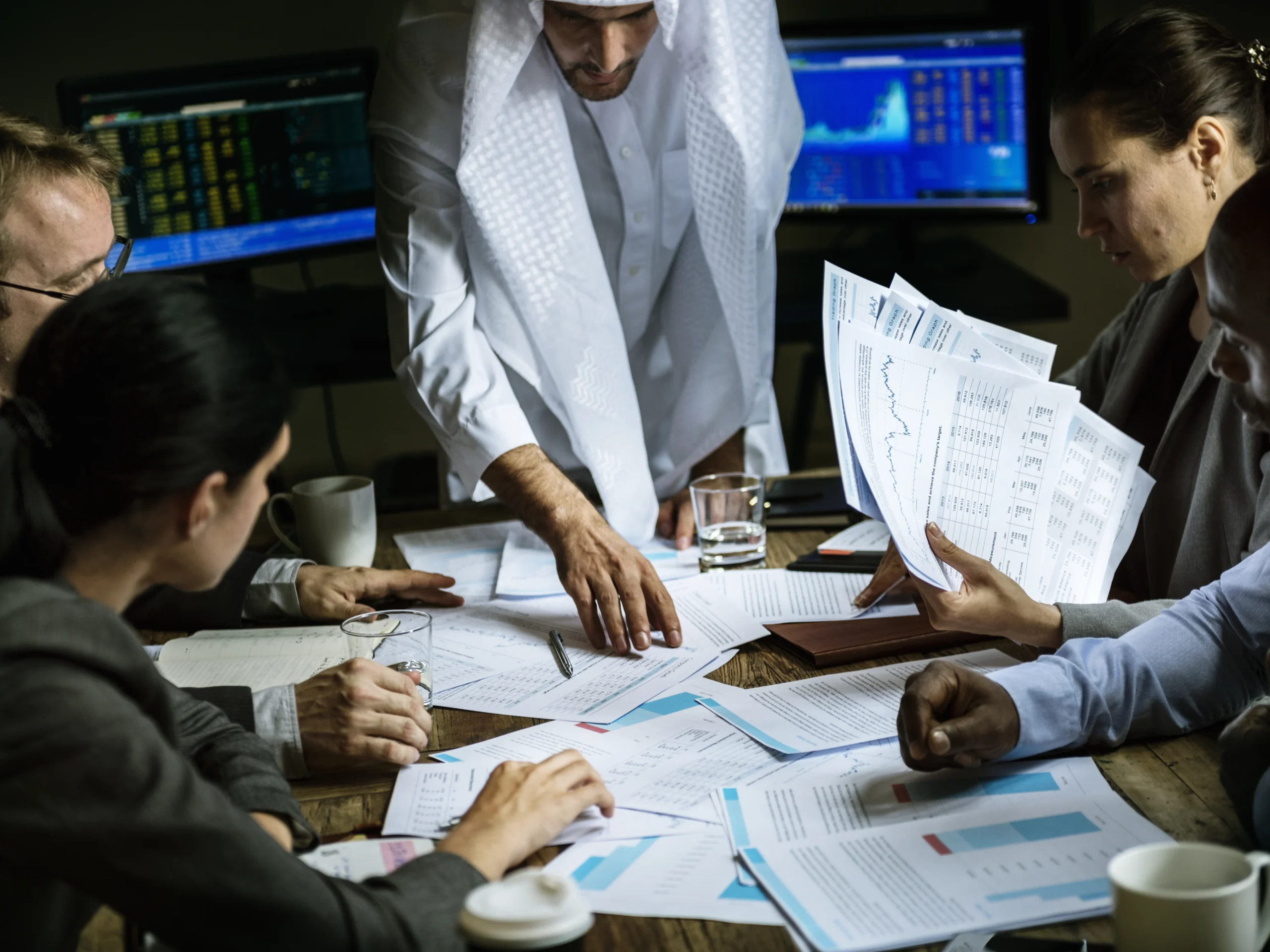 Un qatari avec ses employés en train de revoir les taux d'imposition à dubaï.