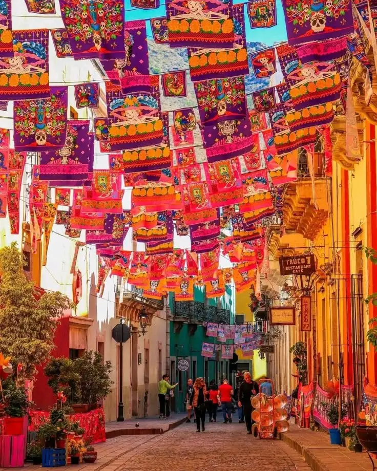 Rue colorée au Mexique