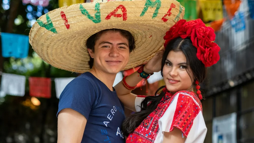 étudiants mexicains en habits traditionnels