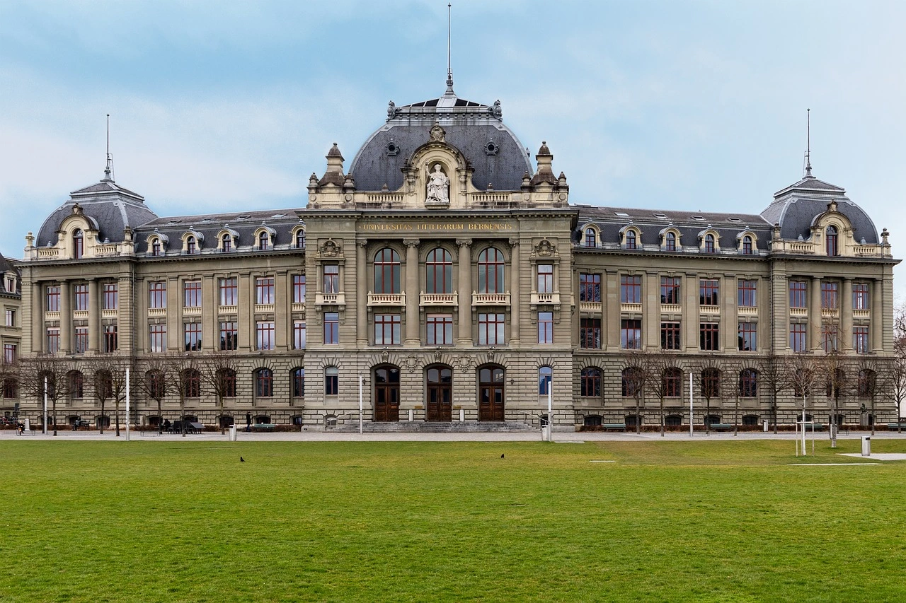 Bâtiment historique d'une grande université en Suisse, mettant en valeur une architecture classique et un héritage académique reconnu.