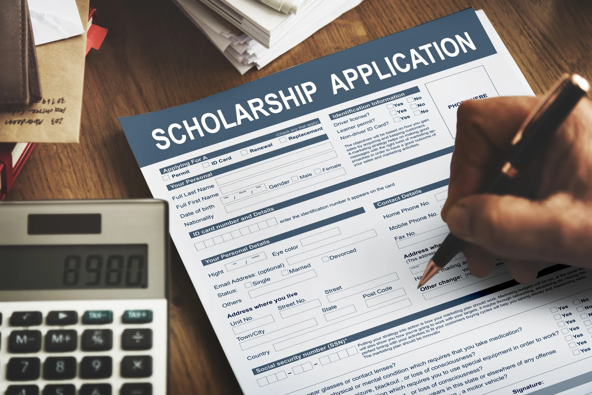 Formulaire de demande de bourse destiné aux étudiants internationaux postulant dans des universités en Suisse avec des options d’aide financière.