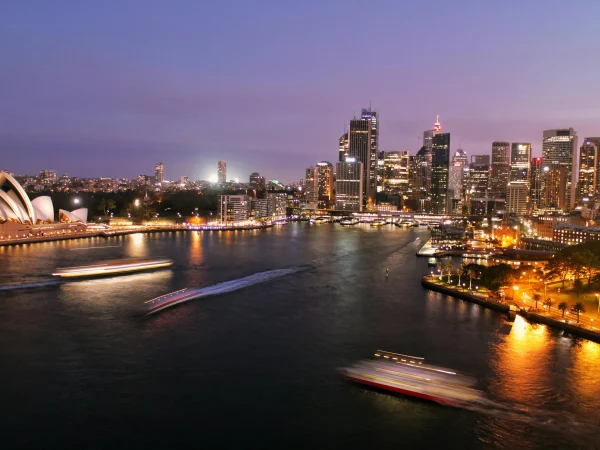 Vue nocturne du paysage urbain de Sydney, reflétant le mode de vie citadin et le coût de la vie en Australie le plus élevé.