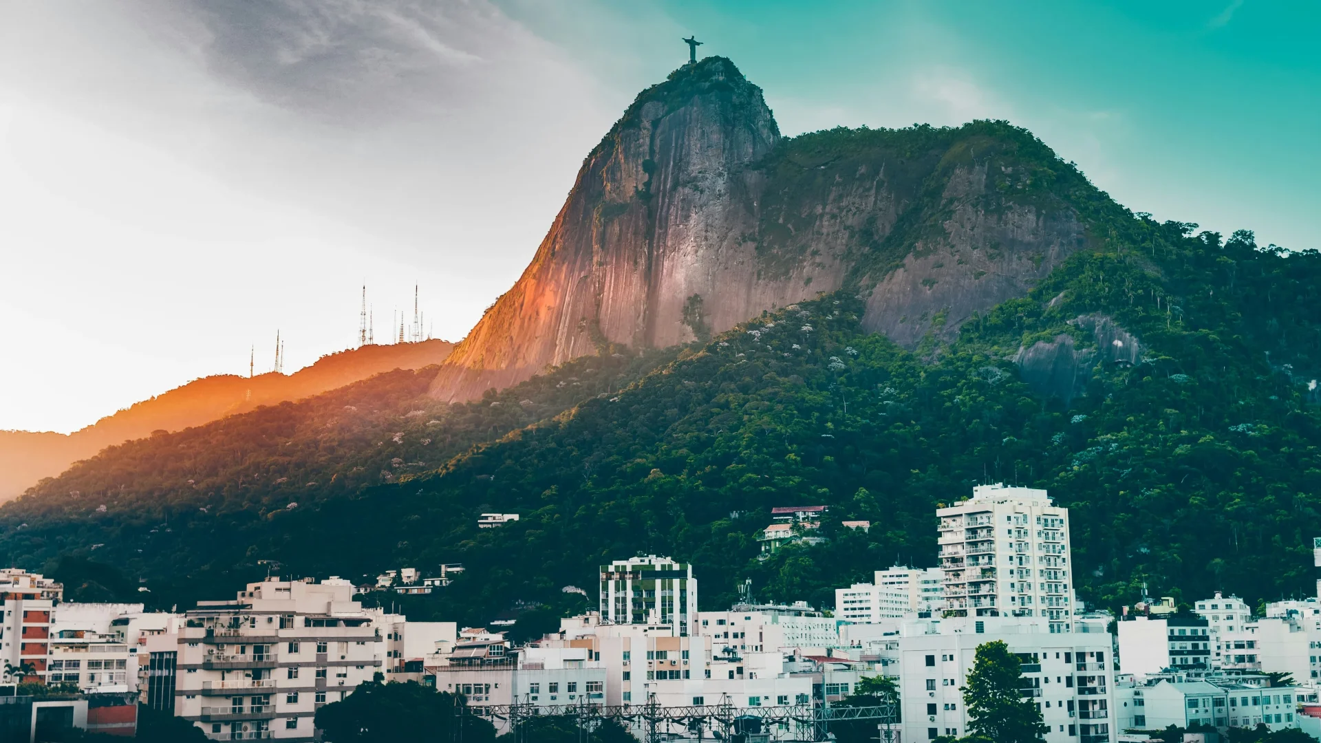 Vue sur le Corcovado et la statue du Christ Rédempteur dominant la ville de Rio de Janeiro, une destination phare malgré un coût de la vie plus élevé.