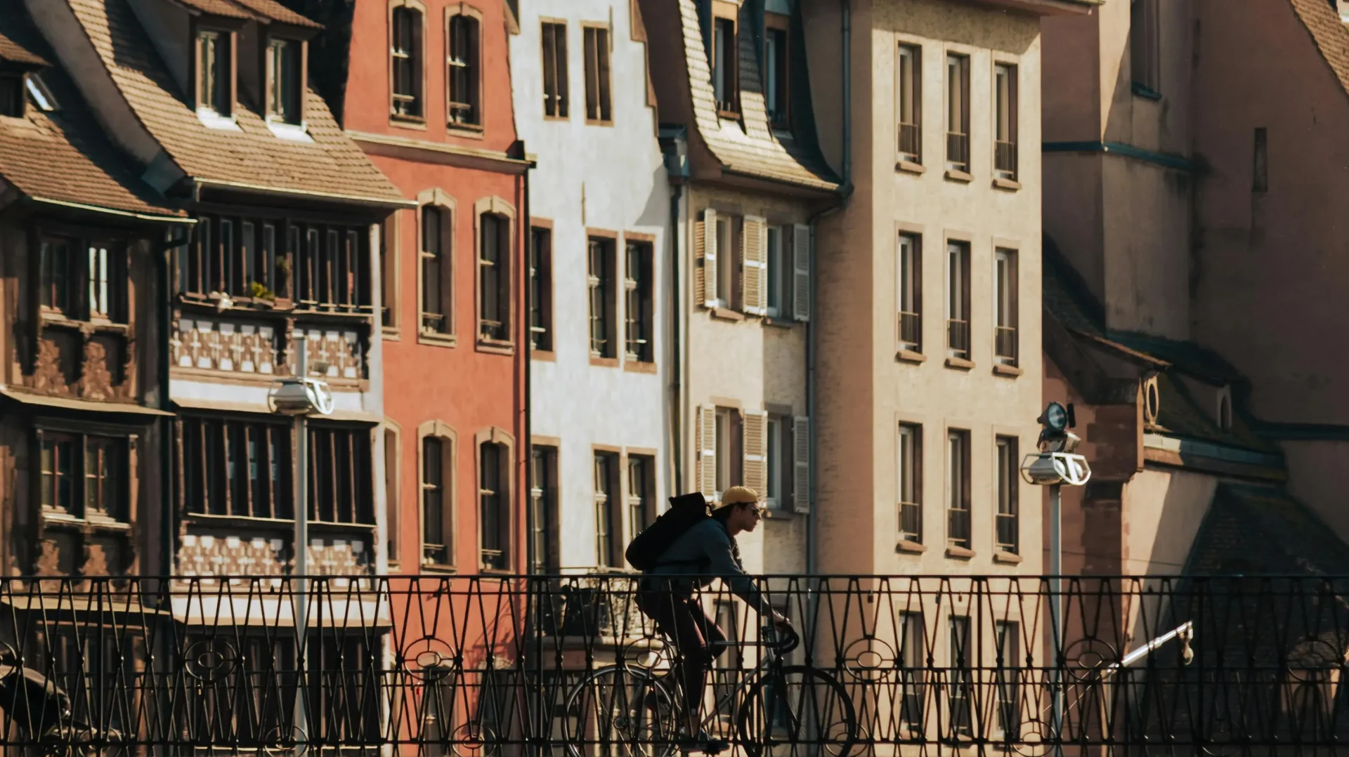 Cycliste traversant un pont au cœur de Strasbourg sur des pistes cyclables bien intégrées au centre historique