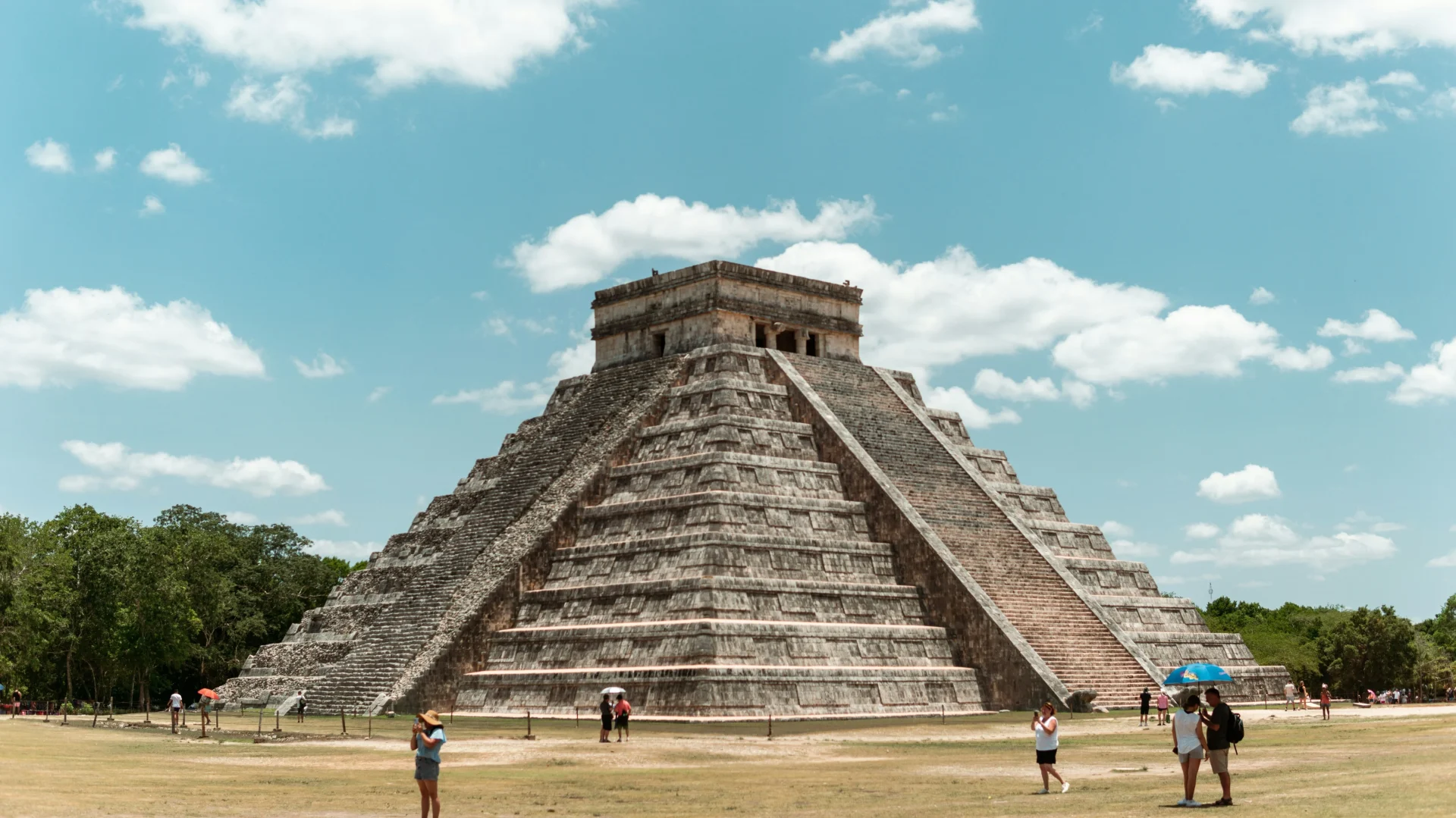 Site archéologique de Chichen Itzá sous un ciel bleu au Mexique