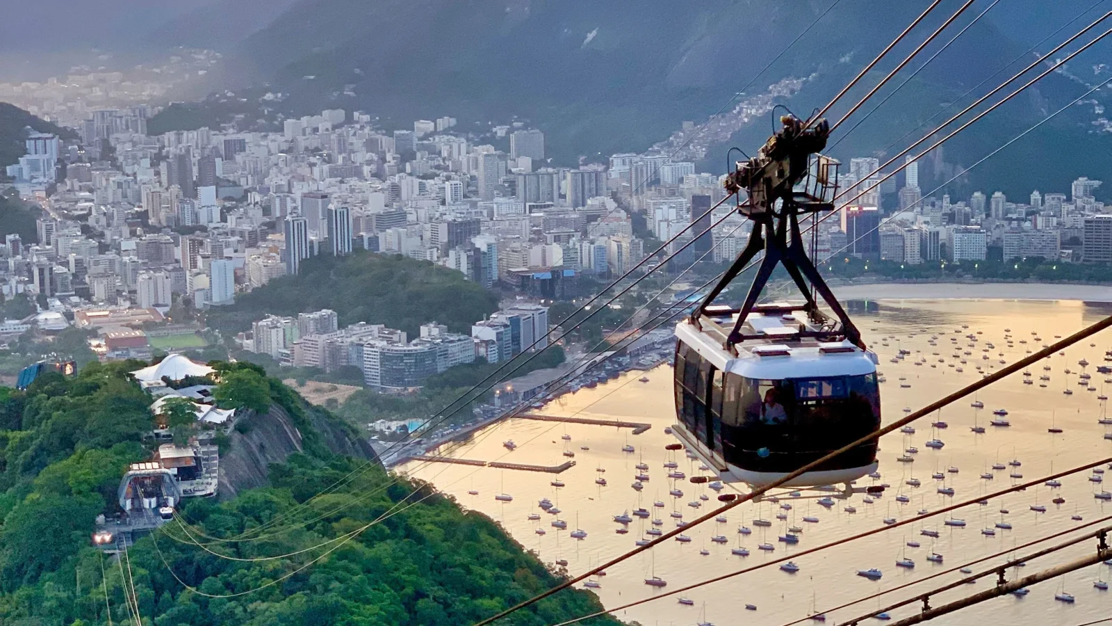 Téléphérique du Pain de Sucre à Rio de Janeiro avec vue sur le Christ Rédempteur au coucher du soleil