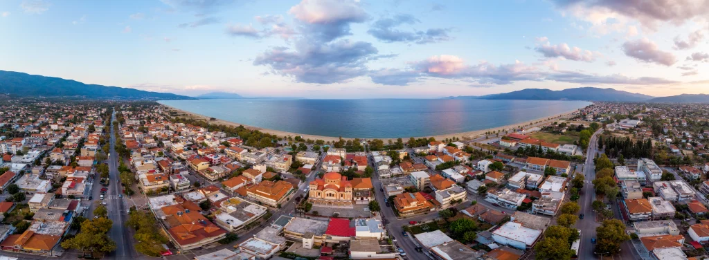 Panoramic view of a coastal city with houses and apartments, illustrating housing options in Turkey for expats and families.