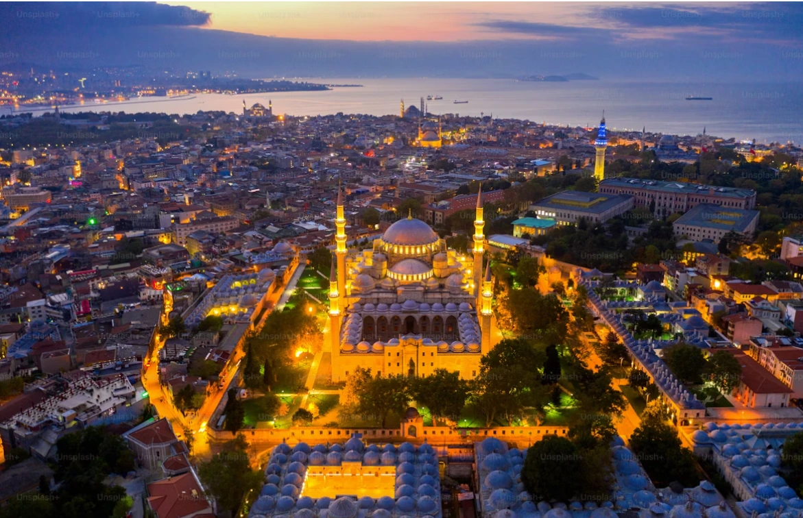Vue nocturne d’Istanbul avec la mosquée Süleymaniye illuminée, représentant le cadre culturel et urbain du logement en Turquie.