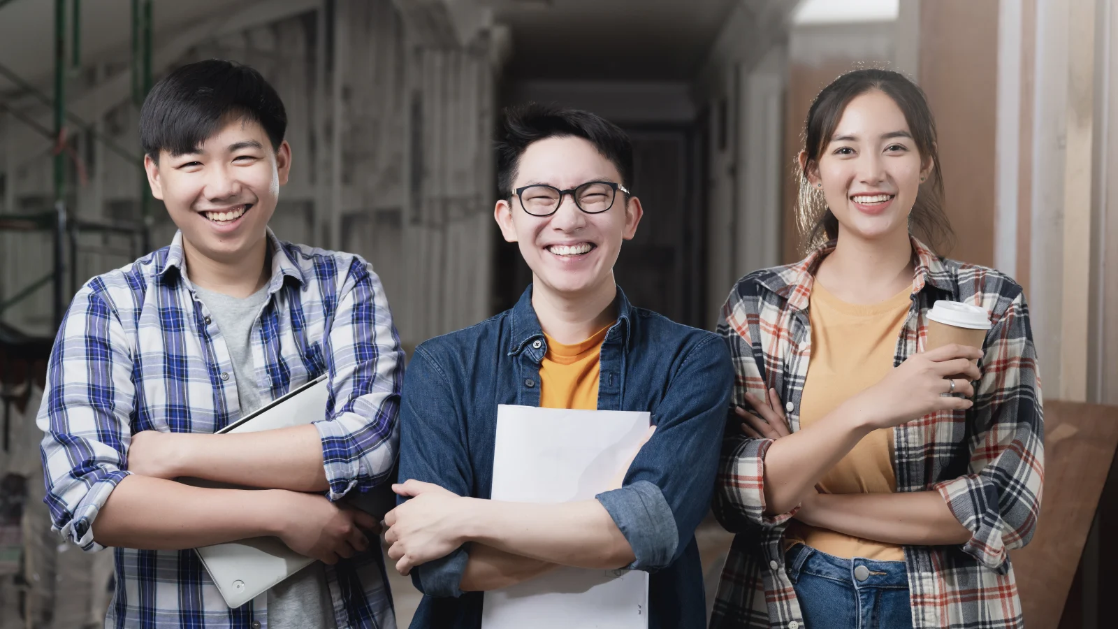 Étudiants internationaux souriants en Chine discutant de leur logement étudiant, symbole de la vie universitaire et des résidences étudiantes.