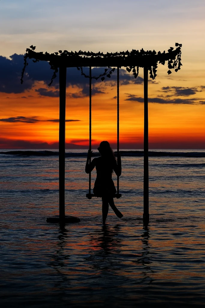 balançoire sur la plage au coucher du soleil à Canggu.