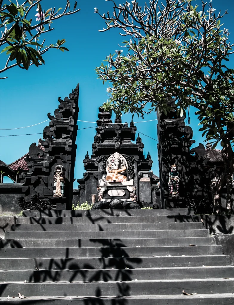 temple traditionnel à Ubud, culture et architecture en Indonésie.