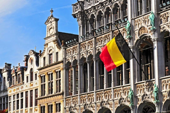 Drapeau belge flottant sur les façades historiques de Bruxelles.