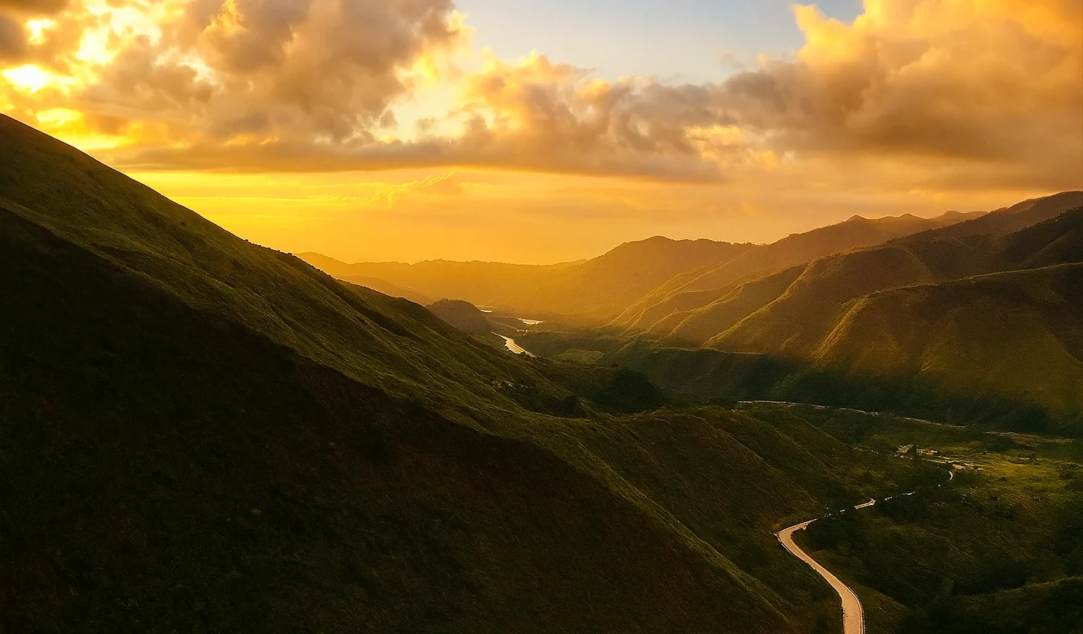 Paysage montagneux des Andes colombiennes au coucher du soleil.