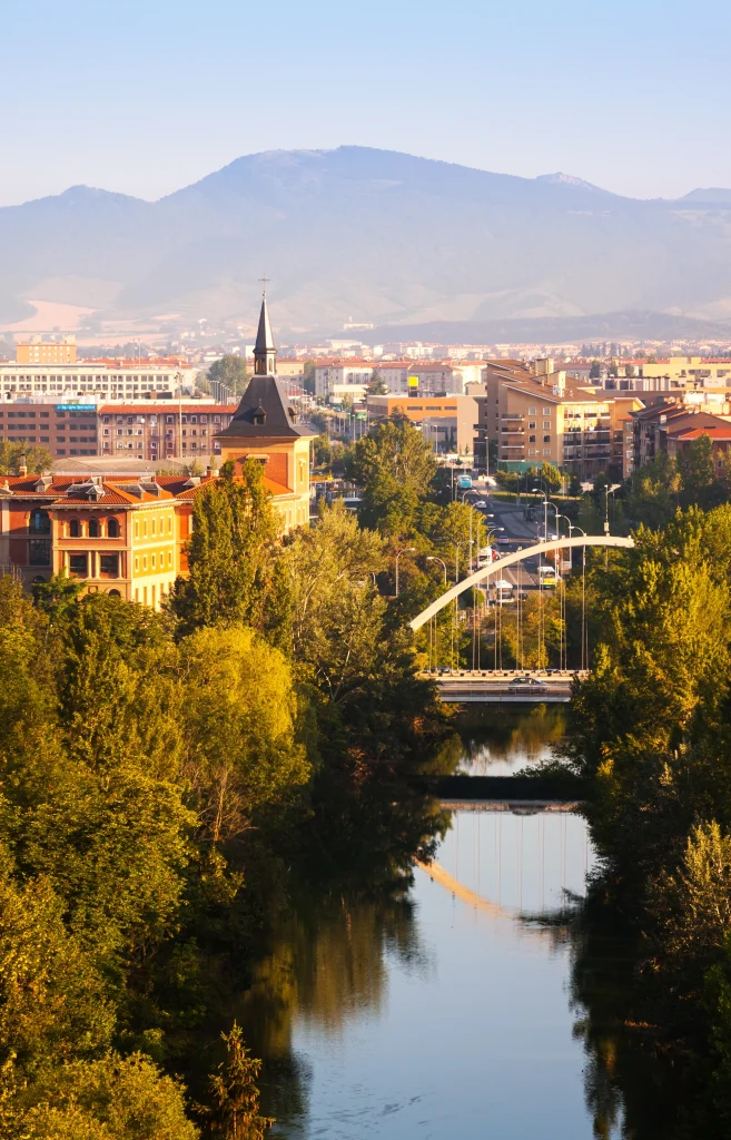 Vue d’une ville autrichienne avec un pont qui représente le coût de la vie en Autriche.