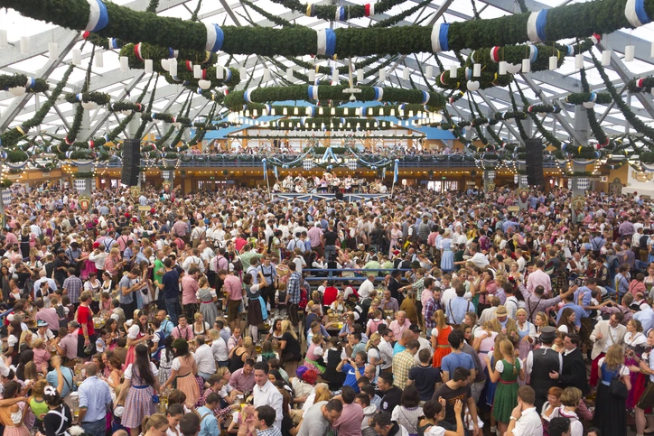 Fête traditionnelle allemande à Munich, symbole de la culture locale et du coût de la vie en Allemagne pour les loisirs.