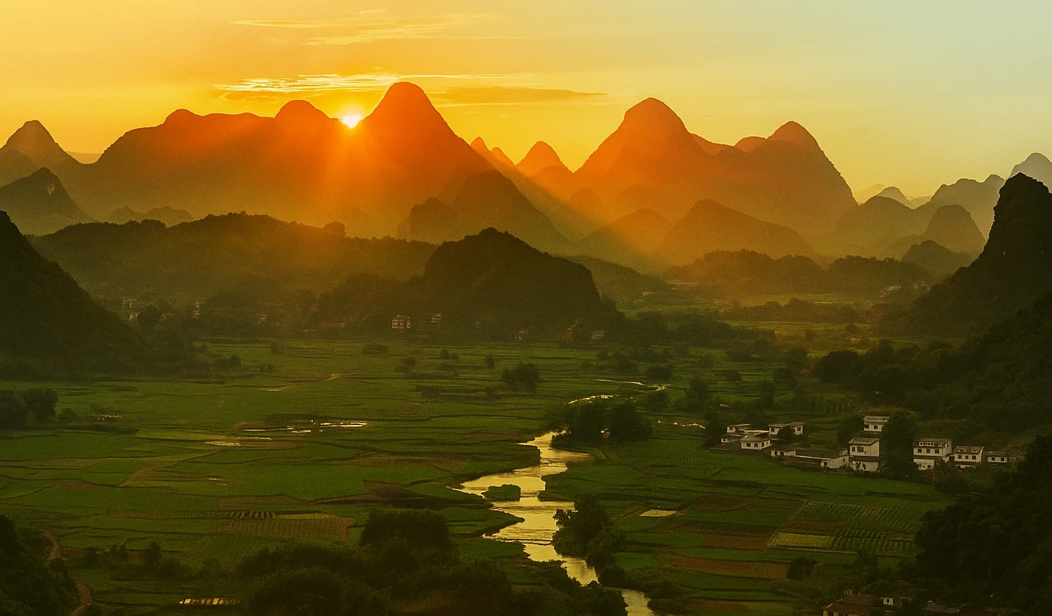 Paysage de montagnes et rizières au Vietnam au coucher du soleil .