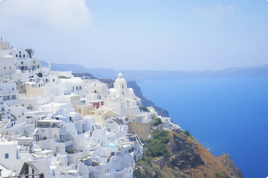 Vue d’un village grec sur une île, illustrant les disparités régionales du système de santé en Grèce.