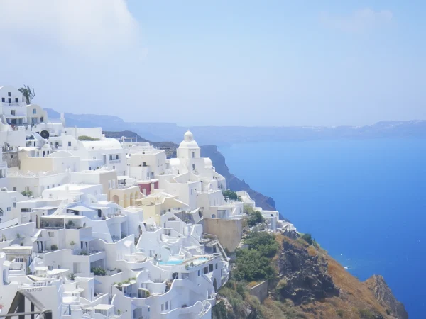 Vue d’un village grec sur une îleillustrant les disparités régionales du système de santé en Grèce.