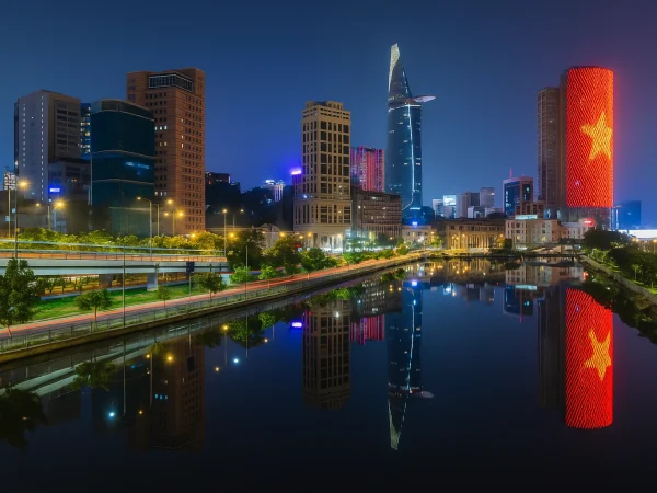 Vue nocturne d’Hô Chi Minh-Ville avec la Bitexco Tower.